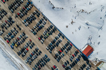 Luftaufnahme von Autos, die auf einem Parkplatz im Skigebiet am Berg Erymanthos geparkt sind, Griechenland - AAEF00582