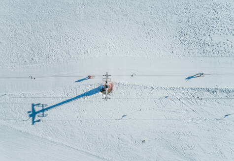 Luftaufnahme von Menschen am Skilift am Berg Erymanthos in Griechenland - AAEF00586