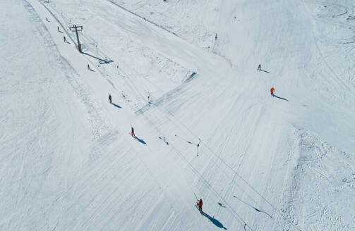 Luftaufnahme von Menschen auf Skilift im Skigebiet am Berg Erymanthos in Griechenland - AAEF00587