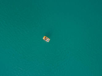 Luftaufnahme einer Gruppe von vier Freunden beim Paddeln auf dem Plastira-See bei Karditsa in Griechenland - AAEF00626
