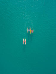 Luftaufnahme einer Gruppe von Menschen, die sich beim Wasserradfahren am Plastira-See in Griechenland vergnügen - AAEF00631