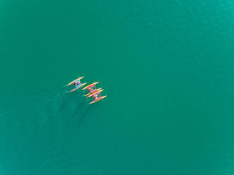 Luftaufnahme einer Gruppe von Menschen, die sich beim Wasserradfahren am Plastira-See in Griechenland vergnügen - AAEF00632