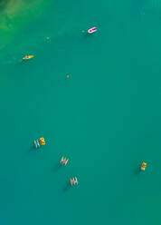 Luftaufnahme einer Gruppe von Menschen bei Wassersportaktivitäten am Plastira-See in Griechenland - AAEF00636