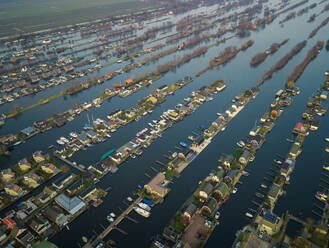 Luftaufnahme des Erholungshafens für kleine Boote und Bungalows am See in Loosdrecht Kalverstraat, Niederlande. - AAEF00659