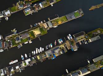Luftaufnahme des Erholungshafens für kleine Boote und Bungalows am See in Loosdrecht Kalverstraat, Niederlande. - AAEF00660