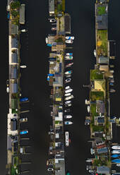 Luftaufnahme des Erholungshafens für kleine Boote und Bungalows am See in Loosdrecht Kalverstraat, Niederlande. - AAEF00661