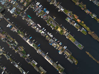 Luftaufnahme des Erholungshafens für kleine Boote und Bungalows am See in Loosdrecht Kalverstraat, Niederlande. - AAEF00663