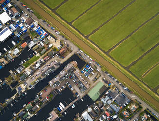 Luftaufnahme des Erholungshafens für kleine Boote und Bungalows am See in Loosdrecht Kalverstraat, Niederlande. - AAEF00665