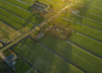 Luftaufnahme eines landwirtschaftlichen Gebiets mit Kanal in der Landschaft von Vinkeveen, Niederlande. - AAEF00673