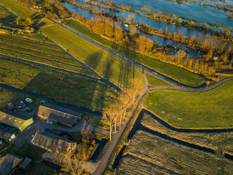 Luftaufnahme eines landwirtschaftlichen Gebiets mit Kanal in der Landschaft von Vinkeveen, Niederlande. - AAEF00674