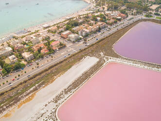 Luftaufnahme eines Wohngebiets an bunten Salzseen, Cagliari, Sardinien. - AAEF00742