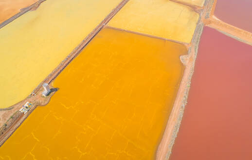 Luftaufnahme der abstrakten bunten Saline Conti Vecchi, Cagliari, Sardinien. - AAEF00749