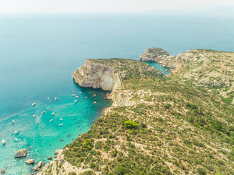 Luftaufnahme der Felsenküste von Sella del Diavolo mit Yachten, Cagliari, Sardinien. - AAEF00753
