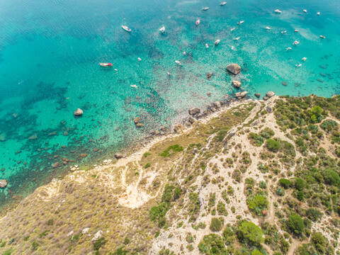 Luftaufnahme der Felsenküste von Sella del Diavolo mit Booten, Cagliari, Sardinien., lizenzfreies Stockfoto