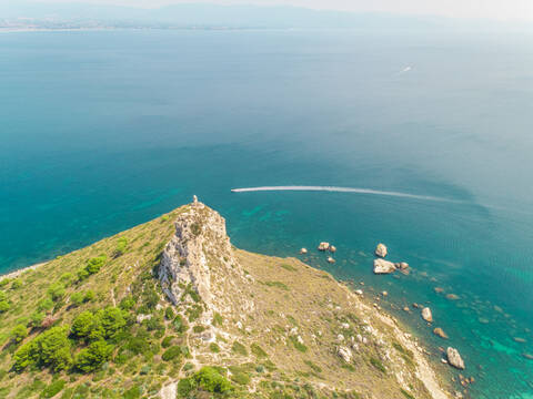 Panoramablick aus der Luft auf die Küste, ein Schnellboot und Felsen, Cagliari, Sardinien., lizenzfreies Stockfoto