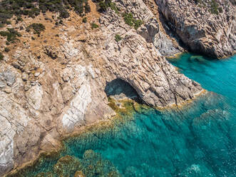 Luftaufnahme einer Klippe am Meer in Sardinien, Italien. - AAEF00814