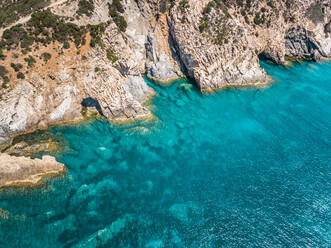 Luftaufnahme einer Klippe am Meer in Sardinien, Italien. - AAEF00815