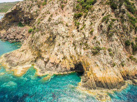 Luftaufnahme der felsigen Küste Sardiniens, Italien. - AAEF00821