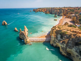 Luftaufnahme der Küstenlinie von Ponta da Piedade, Portugal. - AAEF00850