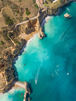 Luftaufnahme der Küstenlinie von Ponta da Piedade mit Booten im Meer. - AAEF00855