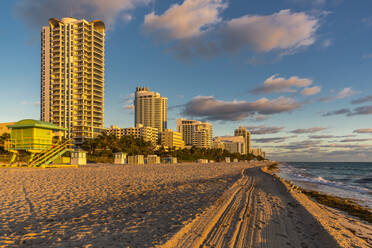 Wolkenkratzer am Strand von Miami gegen den Himmel bei Sonnenaufgang in Florida, USA - MABF00539