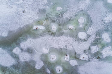 Abstrakte Luftaufnahme des zugefrorenen Meeres in Muraste, Estland. - AAEF00868