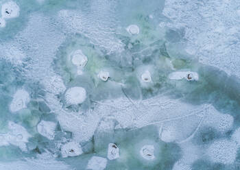 Abstrakte Luftaufnahme des zugefrorenen Meeres in Muraste, Estland. - AAEF00871