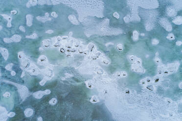 Abstrakte Luftaufnahme des zugefrorenen Meeres in Muraste, Estland. - AAEF00876