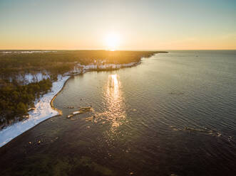 Luftaufnahme des Sonnenuntergangs an der verschneiten Küste von Estland. - AAEF00899