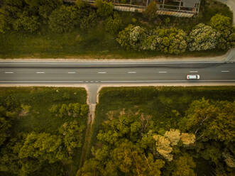 Luftaufnahme eines Autos auf dem Lande in Estland. - AAEF00914