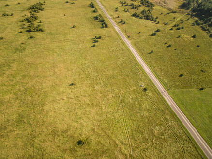 Luftaufnahme einer leeren geraden Straße auf dem Land in Estland. - AAEF00928