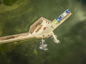 Luftaufnahme eines kleinen Hafens auf der Insel Vormsi in Estland. - AAEF00982