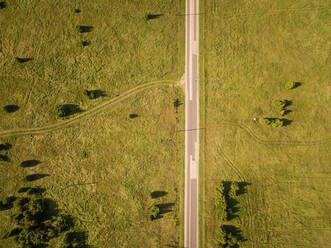 Luftaufnahme einer leeren geraden Straße auf dem Land in Estland. - AAEF01006