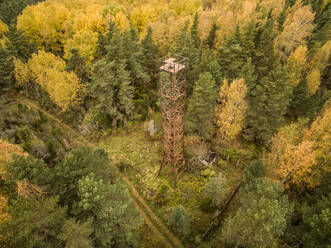 Luftaufnahme eines rostigen Turms inmitten des Waldes in Estland. - AAEF01035