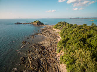 Luftaufnahme der felsigen Küste der Insel Koh Lanta, Thailand. - AAEF01046