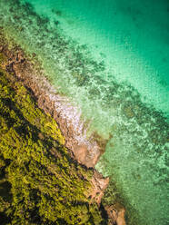 Luftaufnahme der felsigen Küste und des türkisfarbenen Meeres der Insel Koh Rok Yai in Thailand. - AAEF01048