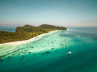 Luftaufnahme von Booten, die in der Bucht der Insel Koh Rok Yai Beach in Thailand vor Anker liegen. - AAEF01049