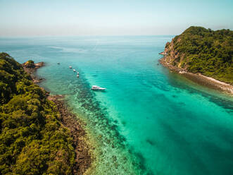 Luftaufnahme einer in der paradiesischen Bucht der Insel Koh Rok Yai in Thailand vertäuten Yacht. - AAEF01054