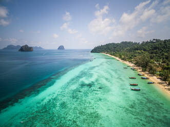 Luftaufnahme von traditionellen Longtail-Booten, die in der Bucht des Chao Mai Nationalparks in Thailand vertäut sind. - AAEF01058