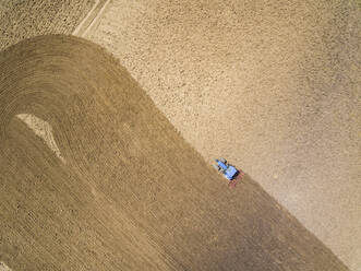Luftaufnahme eines Traktors auf einem Bauernhof, Italien - WPEF01680