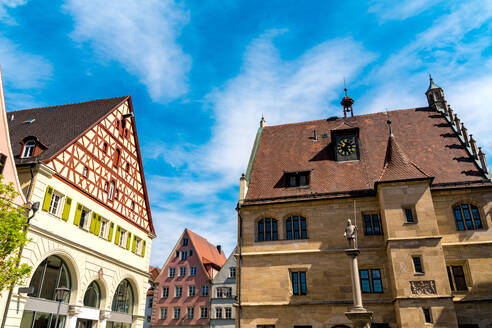 Außenansicht eines historischen Gebäudes gegen den Himmel in Weißenburg, Bayern, Deutschland - SPCF00442