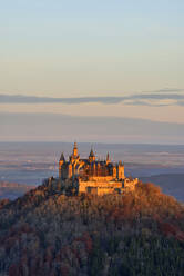 Blick auf die Burg Hohenzollern auf einem Berg gegen den Himmel bei Sonnenuntergang, Deutschland - RUEF02312