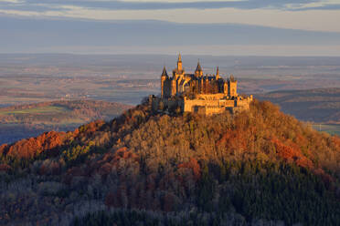 Burg Hohenzollern auf Berg gegen Himmel in Deutschland - RUEF02313