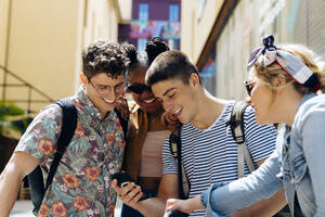 Studenten, die sich in einem Hinterhof treffen, reden und ihre Smartphones entsorgen - SODF00060