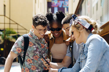 Students meeting in a backyard, talking, unsing smartphones - SODF00061