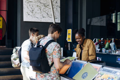 Studenten im Plattenladen beim Einkaufen von Vinyls - SODF00086