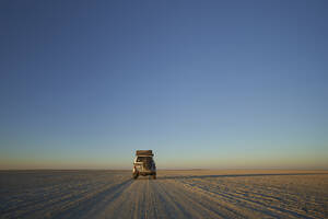 Geländewagen vor klarem Himmel, Makgadikgadi Pans, Botswana - VEGF00451