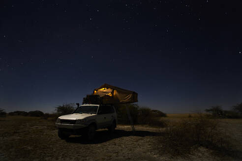 Zelt auf Geländewagen auf einem Feld gegen den Himmel, Makgadikgadi Pans, Botswana - VEGF00452