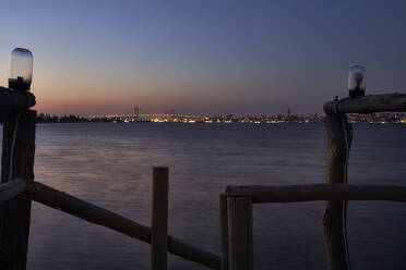 Nachtansicht der Skyline von Maputo von Catembe, Mosambik - VEGF00461