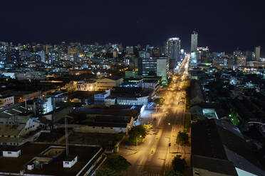 Drohne Nachtansicht von Baixa Nachbarschaft, Maputo, Mosambik - VEGF00467